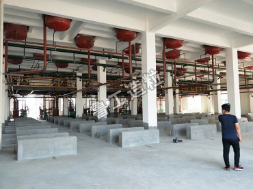 大連某項(xiàng)目九臺(tái)造粒機(jī)安裝現(xiàn)場